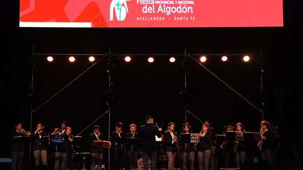 Fiesta Nacional del Algodón en Avellaneda con banda en vivo y público en plaza central