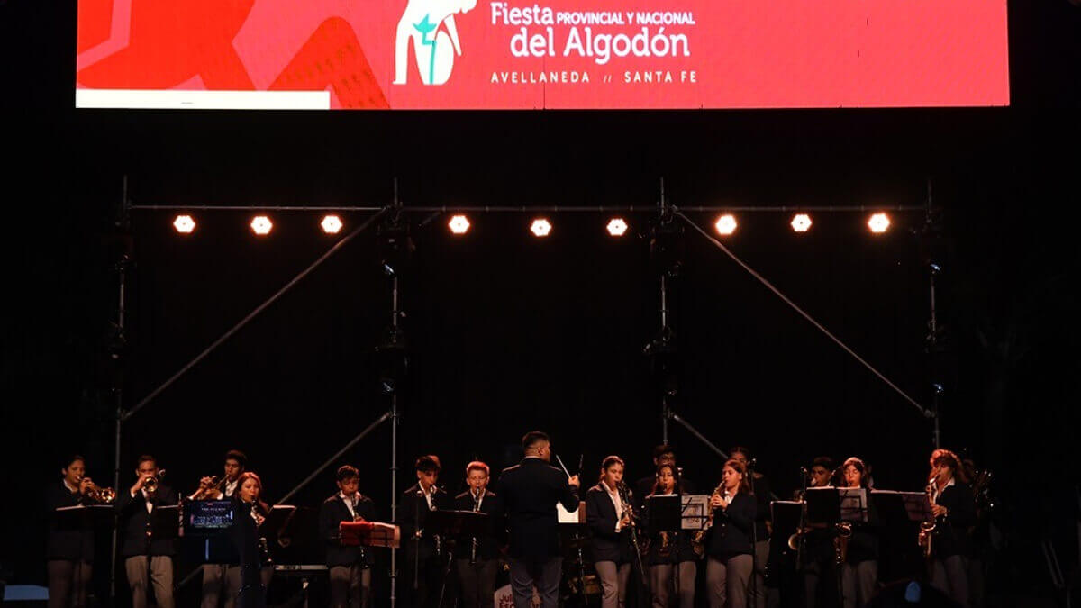 Fiesta Nacional del Algodón en Avellaneda con banda en vivo y público en plaza central