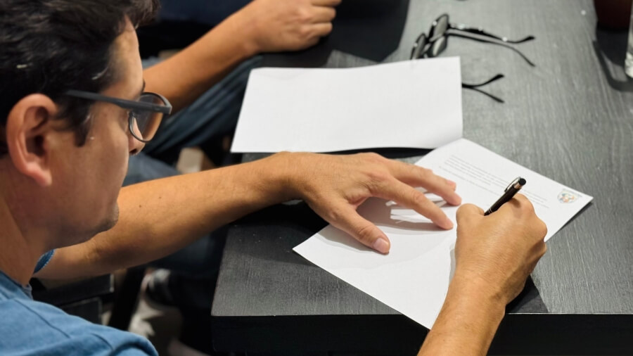 Momento de la firma del acuerdo por un deporte sin violencia en Vera con clubes y Liga Verense.