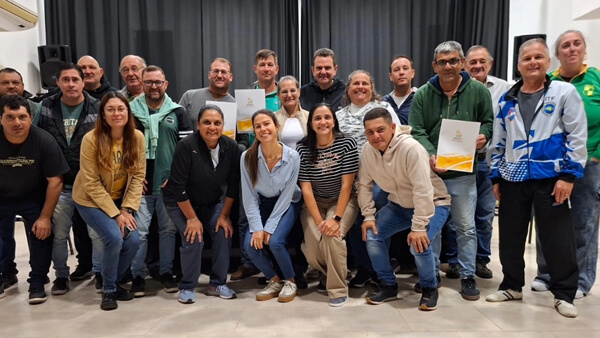 autoridades y representantes de clubes de Malabrigo durante la firma de convenios deportivos