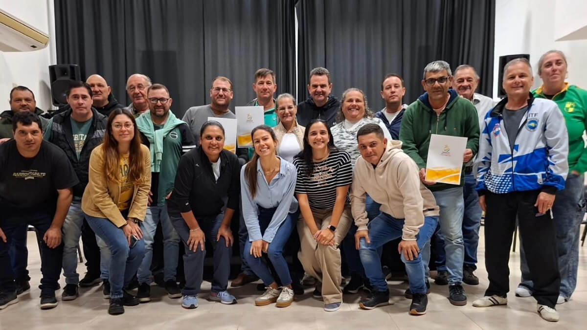 autoridades y representantes de clubes de Malabrigo durante la firma de convenios deportivos