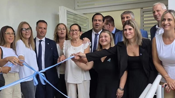 corte de cintas inauguración CAPS La Loma Reconquista Charo Mancini recorriendo instalaciones