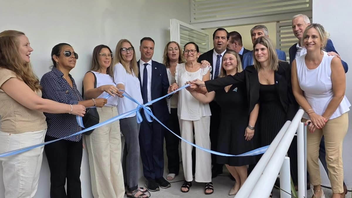 corte de cintas inauguración CAPS La Loma Reconquista Charo Mancini recorriendo instalaciones