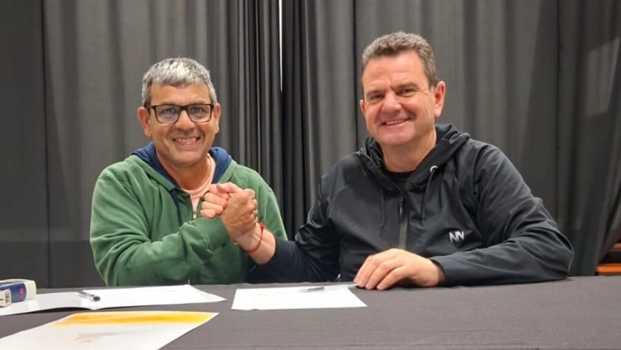 intendente Spontón firmando acuerdo con institución deportiva en Malabrigo