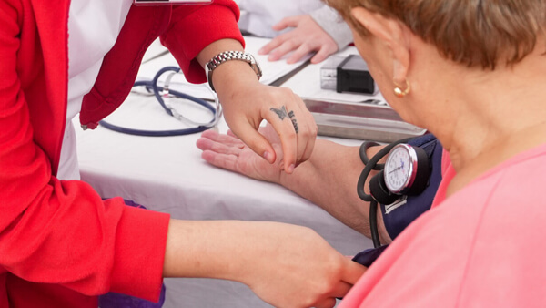 profesionales del programa agenda salud realizando controles médicos y vacunación en hospital de Romang Santa Fe