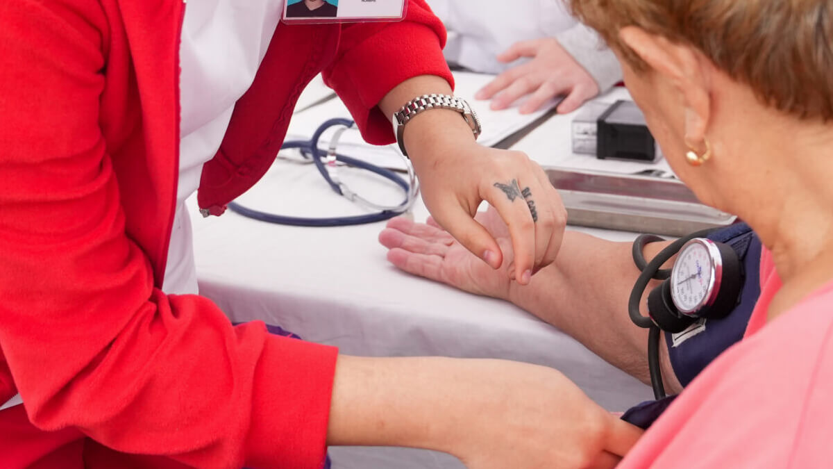 profesionales del programa agenda salud realizando controles médicos y vacunación en hospital de Romang Santa Fe