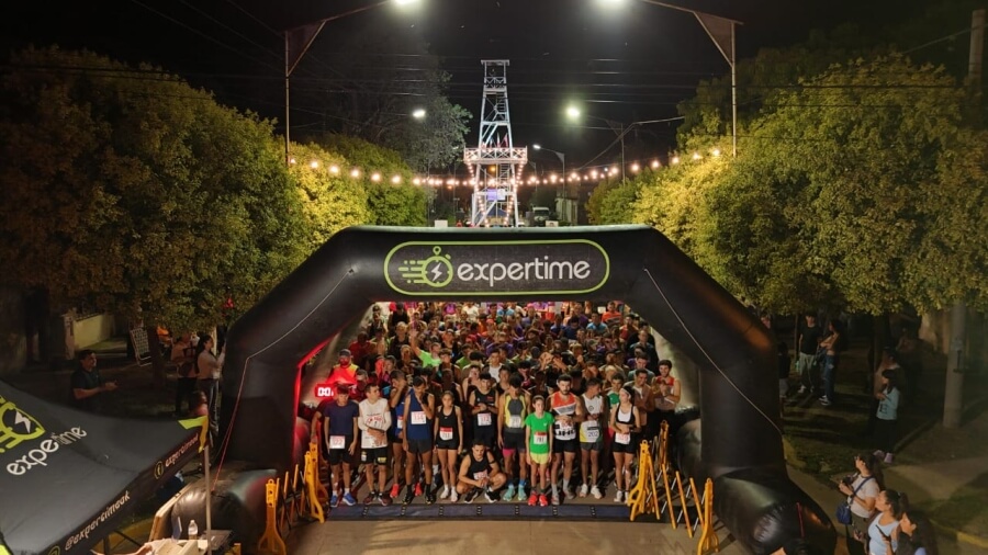 Atletas en la línea de largada en la primera Corrida Nocturna LT en Las Toscas, Santa Fe, durante la noche del 18 de abril.