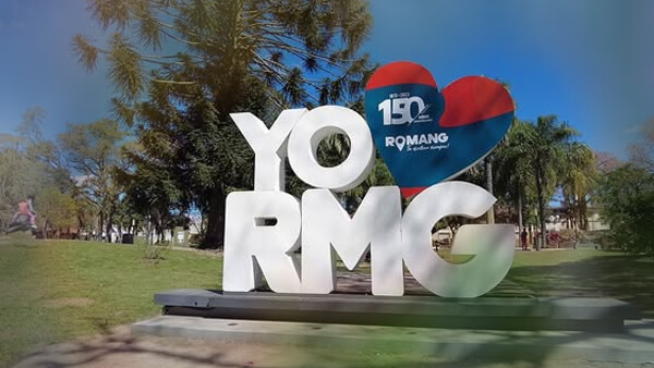 Letras Yo Amo Romang en Plaza San Martín de Romang Santa Fe punto turístico y símbolo local