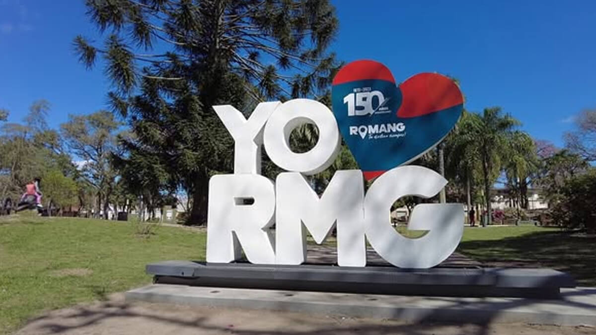 Letras Yo Amo Romang en Plaza San Martín de Romang Santa Fe punto turístico y símbolo local