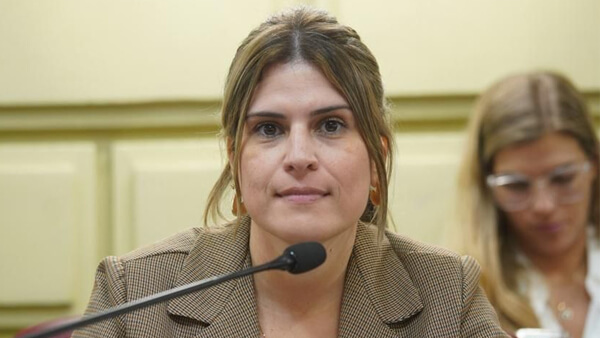 Diputada María del Rosario “Charo” Mancini durante presentación de proyecto legislativo en Santa Fe sobre libertad de prensa y acceso a la información