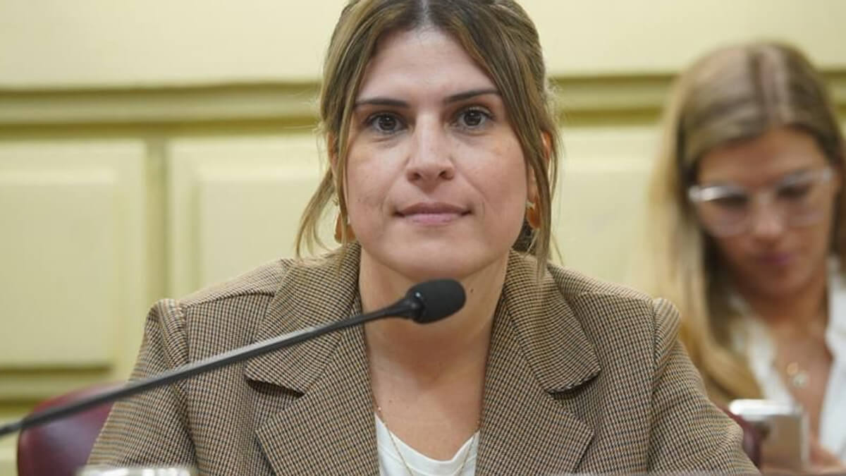 Diputada María del Rosario “Charo” Mancini durante presentación de proyecto legislativo en Santa Fe sobre libertad de prensa y acceso a la información