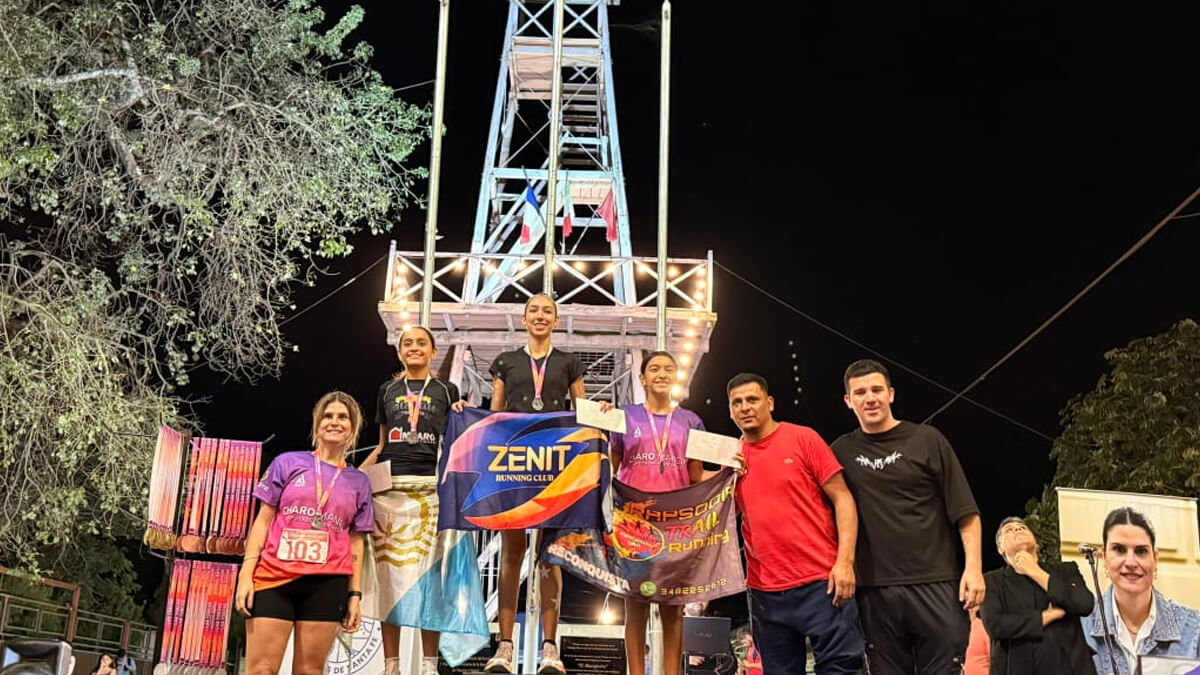 La diputada Charo Mancini acompaña a los ganadores de la Corrida Nocturna LT en el podio, junto a autoridades locales y el atleta Julio Lemos.