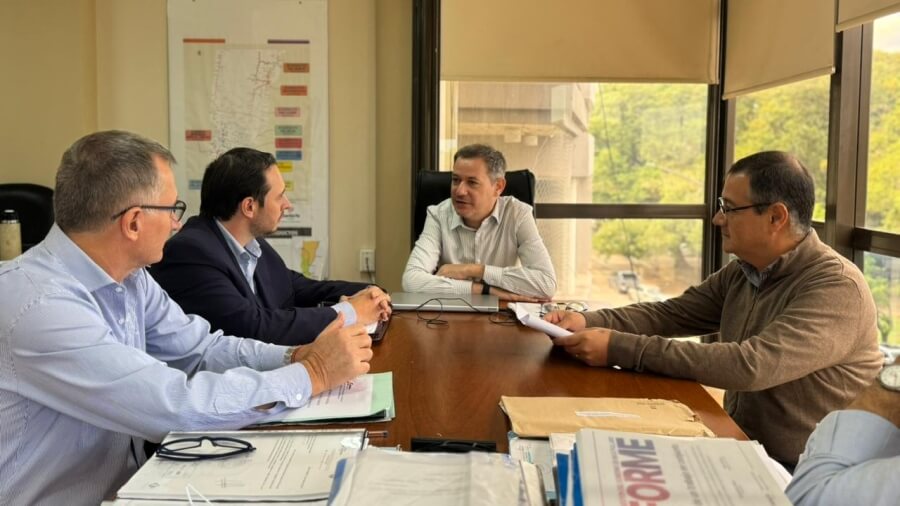 Marega junto a Leonel Marmiroli y representantes de COTELVO por agua potable