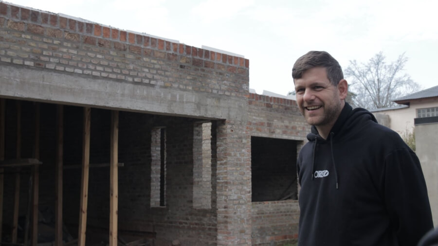 Matías Noval en la construcción de su vivienda en Roldán gracias al crédito Nido