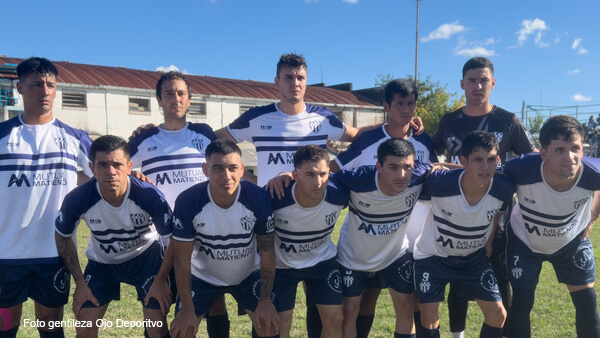Equipo de Matienzo celebrando la victoria en la Liga Reconquistense y consolidando el liderazgo del Torneo Apertura