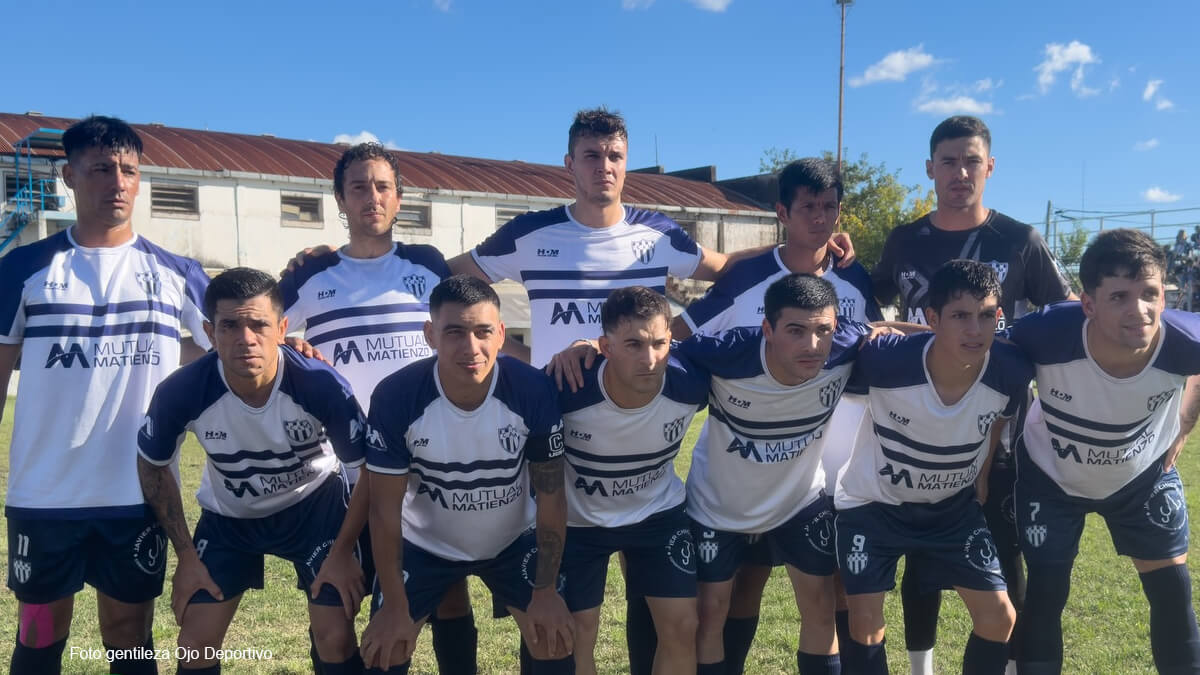 Equipo de Matienzo celebrando la victoria en la Liga Reconquistense y consolidando el liderazgo del Torneo Apertura
