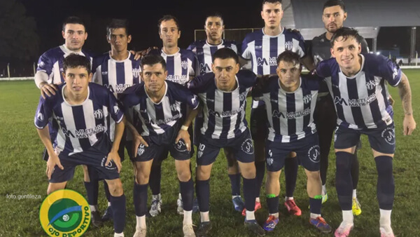 equipo de Matienzo líder del torneo celebración partido fútbol local