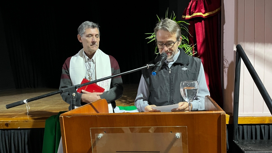 Momento del mensaje ecuménico durante el acto por el aniversario de Romang, con la participación de representantes de la Iglesia Católica y la Iglesia Luterana.