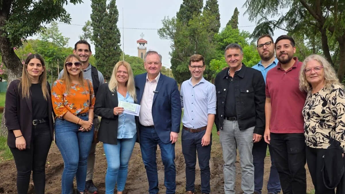 Michlig entregando aporte a la intendente Alejandra Dupouy para equipamiento municipal en Ceres