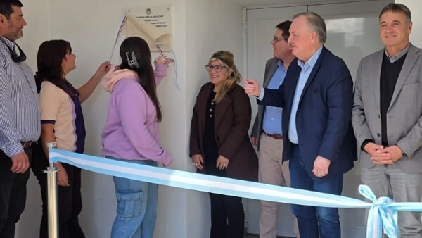 Michlig y Goity inaugurando aula en Escuela 345 Huanqueros junto a autoridades y comunidad educativa