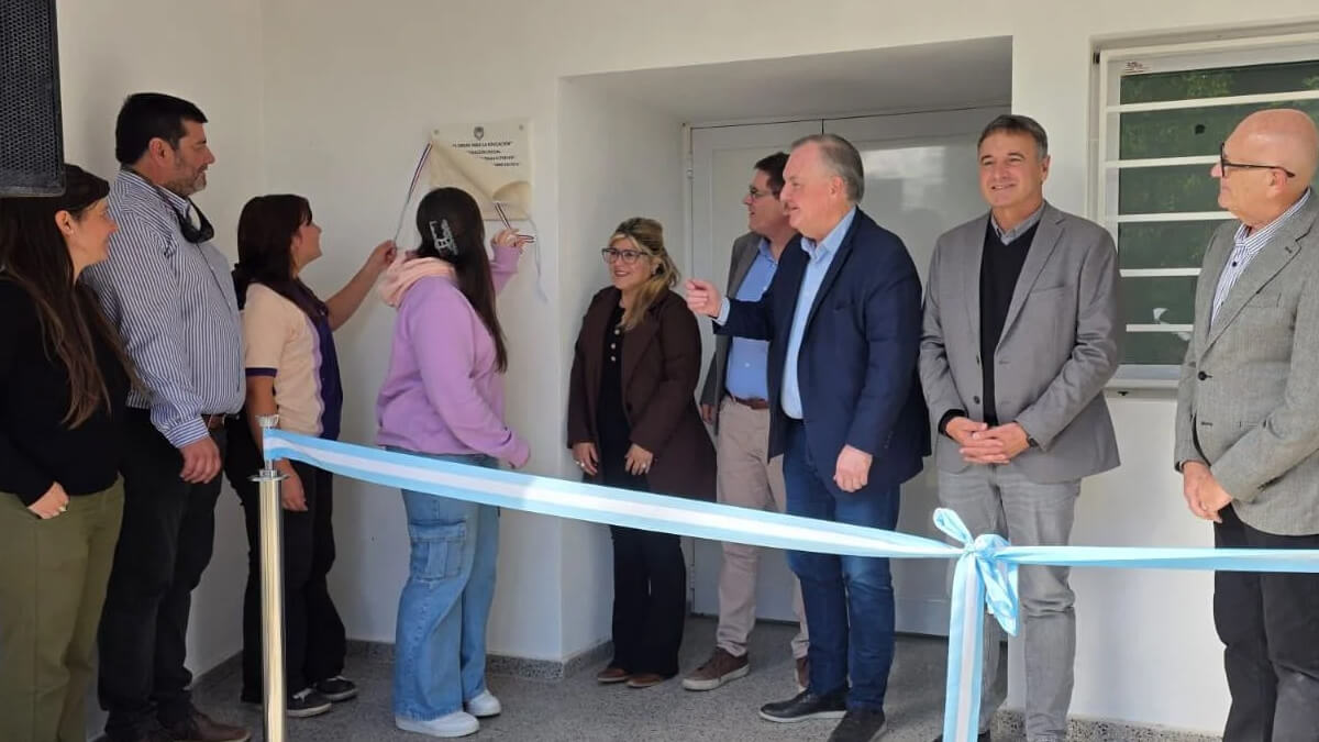 Michlig y Goity inaugurando aula en Escuela 345 Huanqueros junto a autoridades y comunidad educativa
