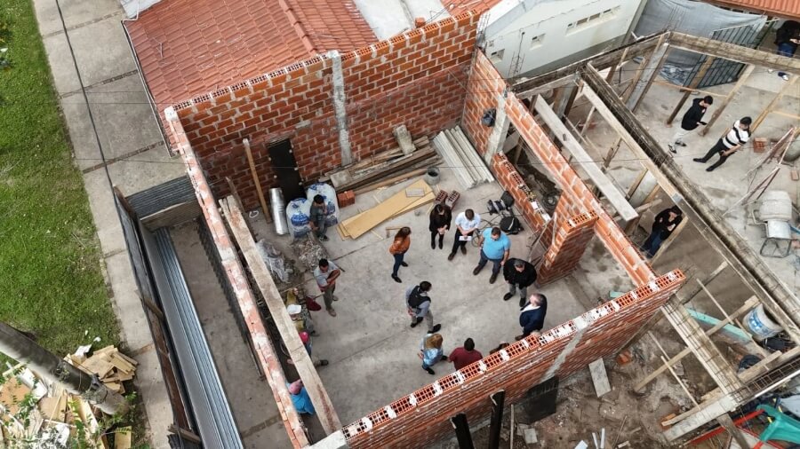 Michlig recorriendo obras en escuela Sagrada Familia en Ceres junto a autoridades provinciales