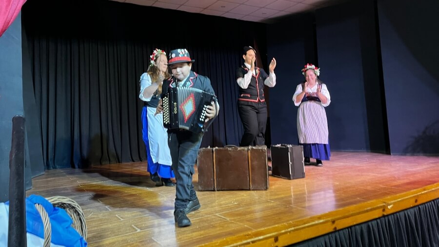 Presentación de números artísticos durante celebración del aniversario de Romang