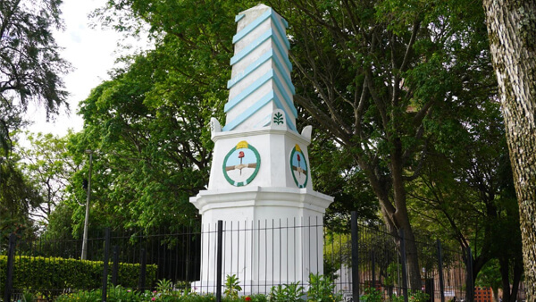 pirámide del centenario Las Toscas patrimonio histórico Santa Fe plaza 23 de agosto