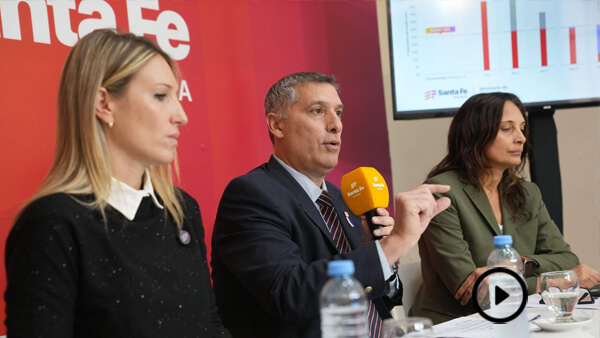 Pablo Olivares junto a Virginia Coudannes y Malena Azario en la presentación del plan de protección de ingresos en Santa Fe