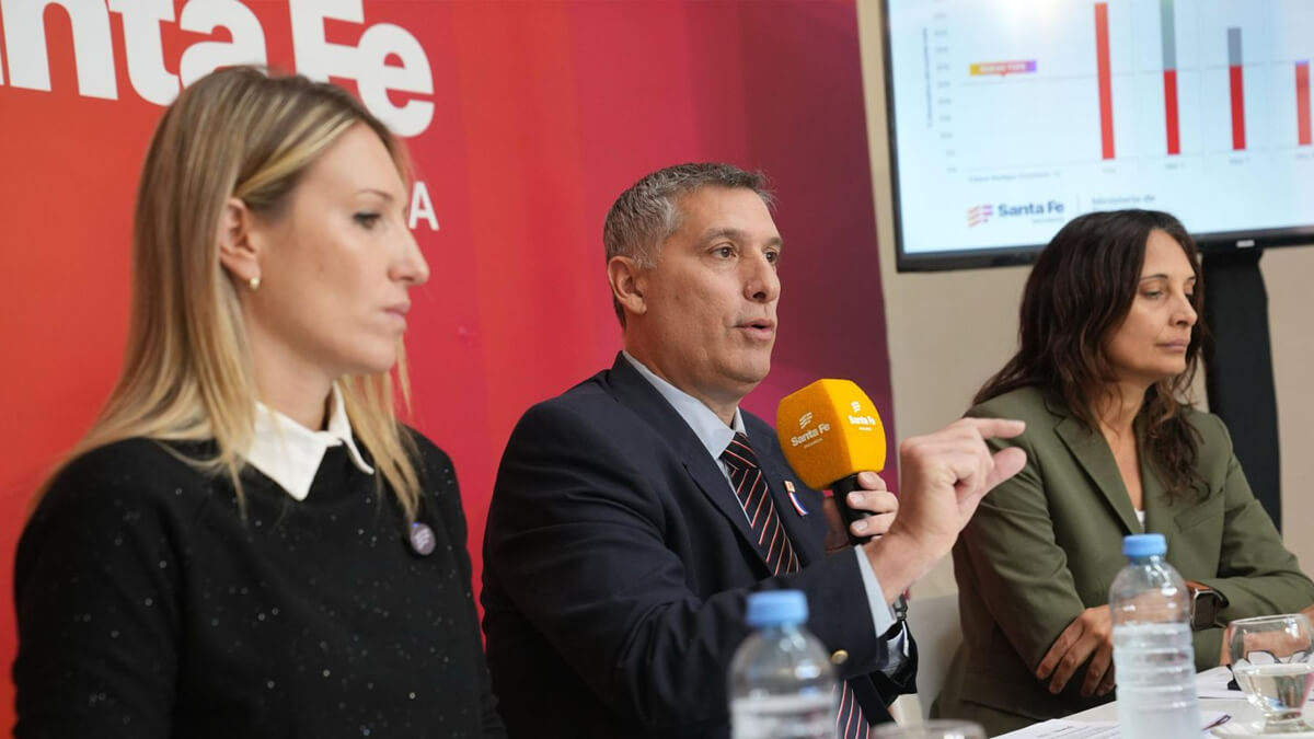 Pablo Olivares junto a Virginia Coudannes y Malena Azario en la presentación del plan de protección de ingresos en Santa Fe