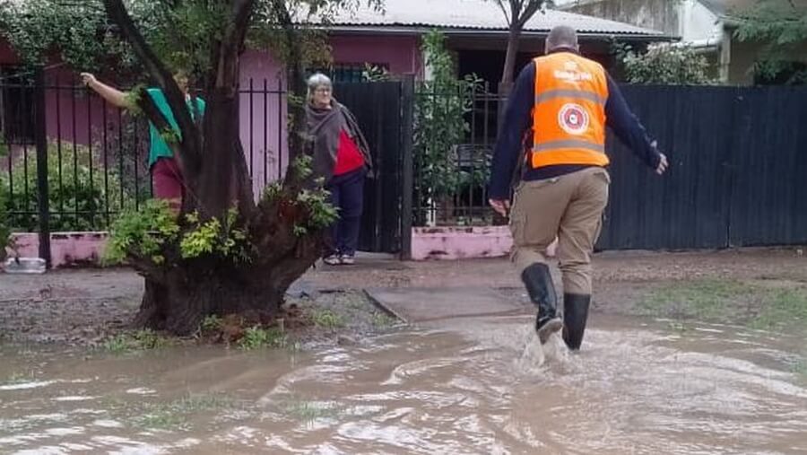 Personal de protección civil recorriendo zonas inundadas en Villa Minetti tras intensas lluvias Santa Fe
