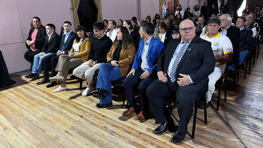 Público y autoridades presentes durante el acto oficial por el aniversario de Romang en la Sala Municipal de Cultura.