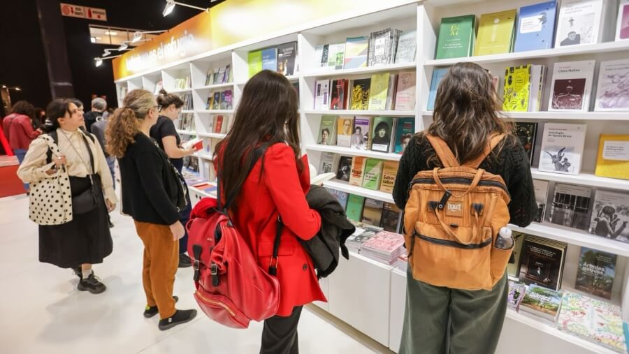 Visitantes recorriendo el stand de Santa Fe en la Feria del Libro de Buenos Aires