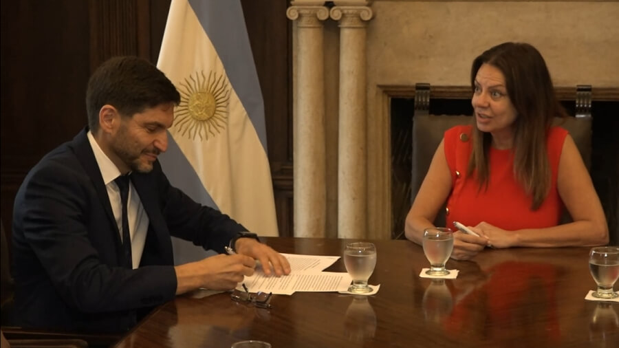 gobernador Pullaro firmando acuerdo con Nación fondos caja jubilaciones Santa Fe