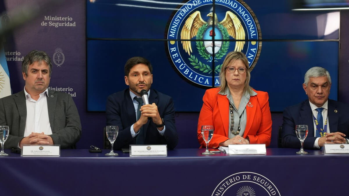 Pullaro y Monteoliva brindando detalles sobre investigación de ataque escolar en San Cristóbal