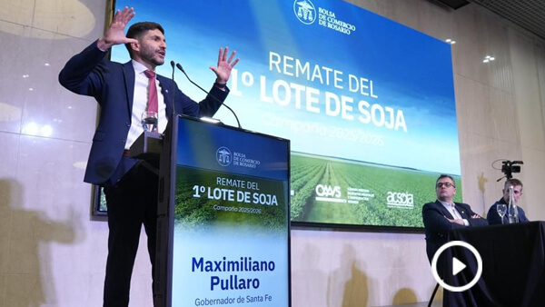 Pullaro hablando en el remate del primer lote de soja en la Bolsa de Comercio de Rosario