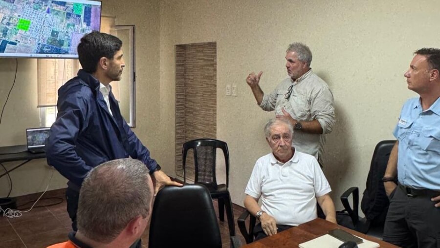 Maximiliano Pullaro reunido con autoridades locales y de defensa civil analizando la situación hídrica en Villa
