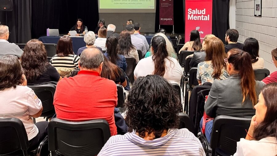 participantes reunidos en salón durante jornada de salud mental en Reconquista