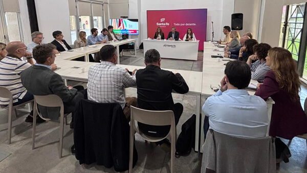 Autoridades provinciales y universidades durante encuentro sobre tecnologías y trabajo