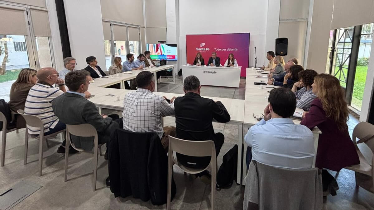 Autoridades provinciales y universidades durante encuentro sobre tecnologías y trabajo