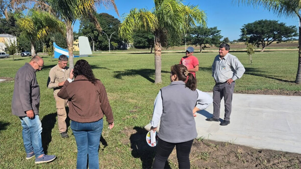 Roberto Giuliani recorriendo obra de la plaza central en Nicanor Molinas
