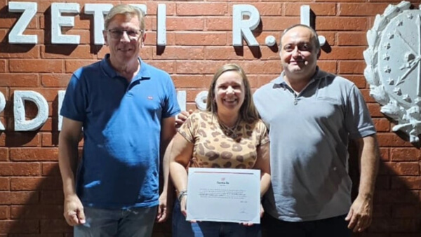 Rodrigo Borla entrega aporte FANI a autoridades del Jardín 129 de Marcelino Escalada