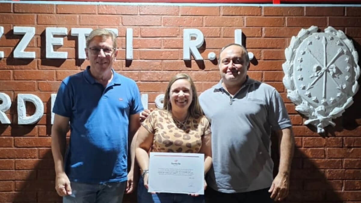 Rodrigo Borla entrega aporte FANI a autoridades del Jardín 129 de Marcelino Escalada