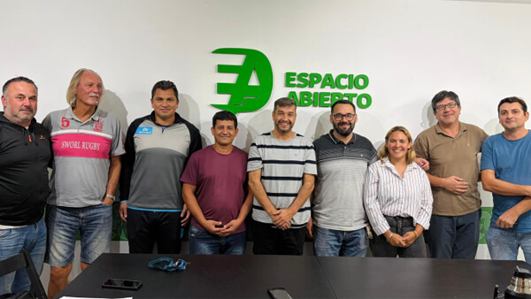 Diputado Sergio “Chiqui” Rojas junto a dirigentes de fútbol de Vera durante la firma del acta compromiso por un deporte sin violencia.