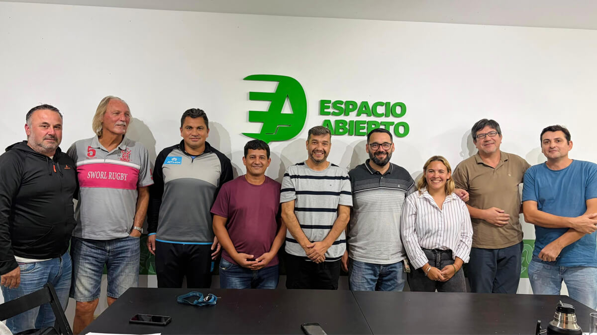 Diputado Sergio “Chiqui” Rojas junto a dirigentes de fútbol de Vera durante la firma del acta compromiso por un deporte sin violencia.