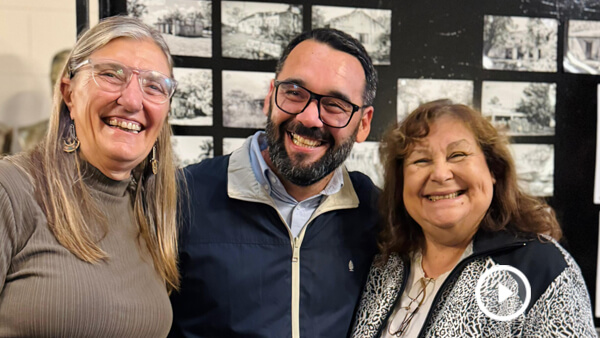 Sergio Rojas junto a Alejandra Morzán y Edith Goldaraz en muestra sobre escuelas rurales en la Legislatura de Santa Fe