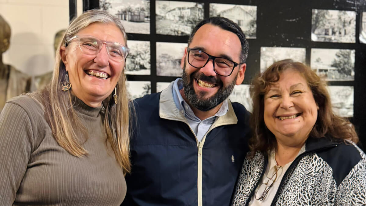 Sergio Rojas junto a Alejandra Morzán y Edith Goldaraz en muestra sobre escuelas rurales en la Legislatura de Santa Fe