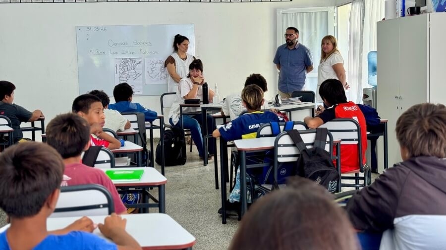 rojas visitando aula con directivos escuela intercultural bilingue calchaqui