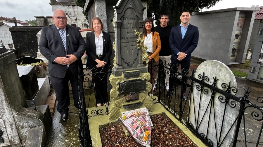 Intendente Ramseyer y concejales en ofrenda floral en tumba del fundador de Romang