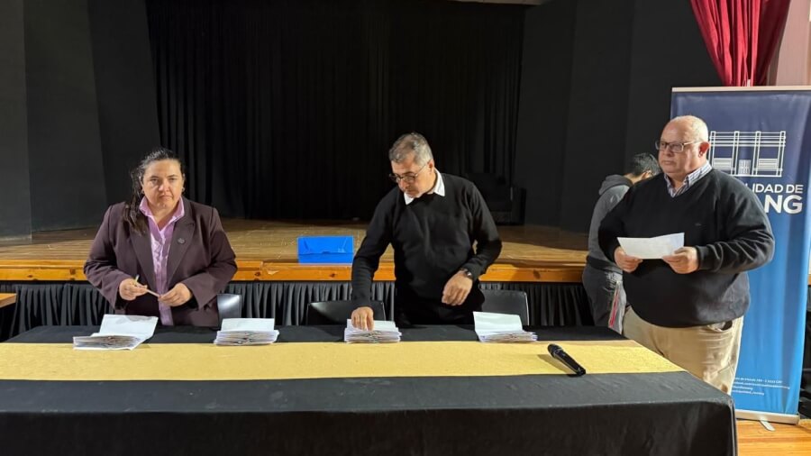 intendente Sergio Ramseyer encabezando acto de entrega de becas en Romang